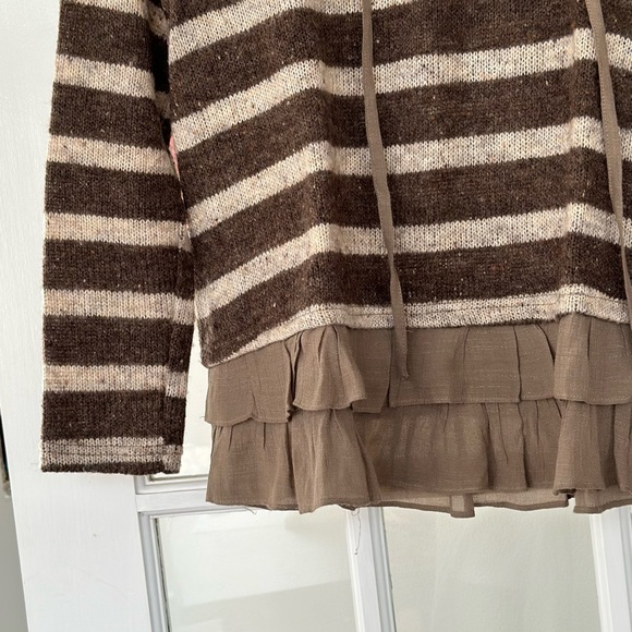 EUC Easel LS Ruffle Top - Small - Picture 2 of 4